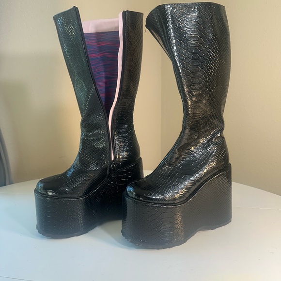 Unique Platform Boots with Reptile Texture - Size 6 - Picture 2 of 4